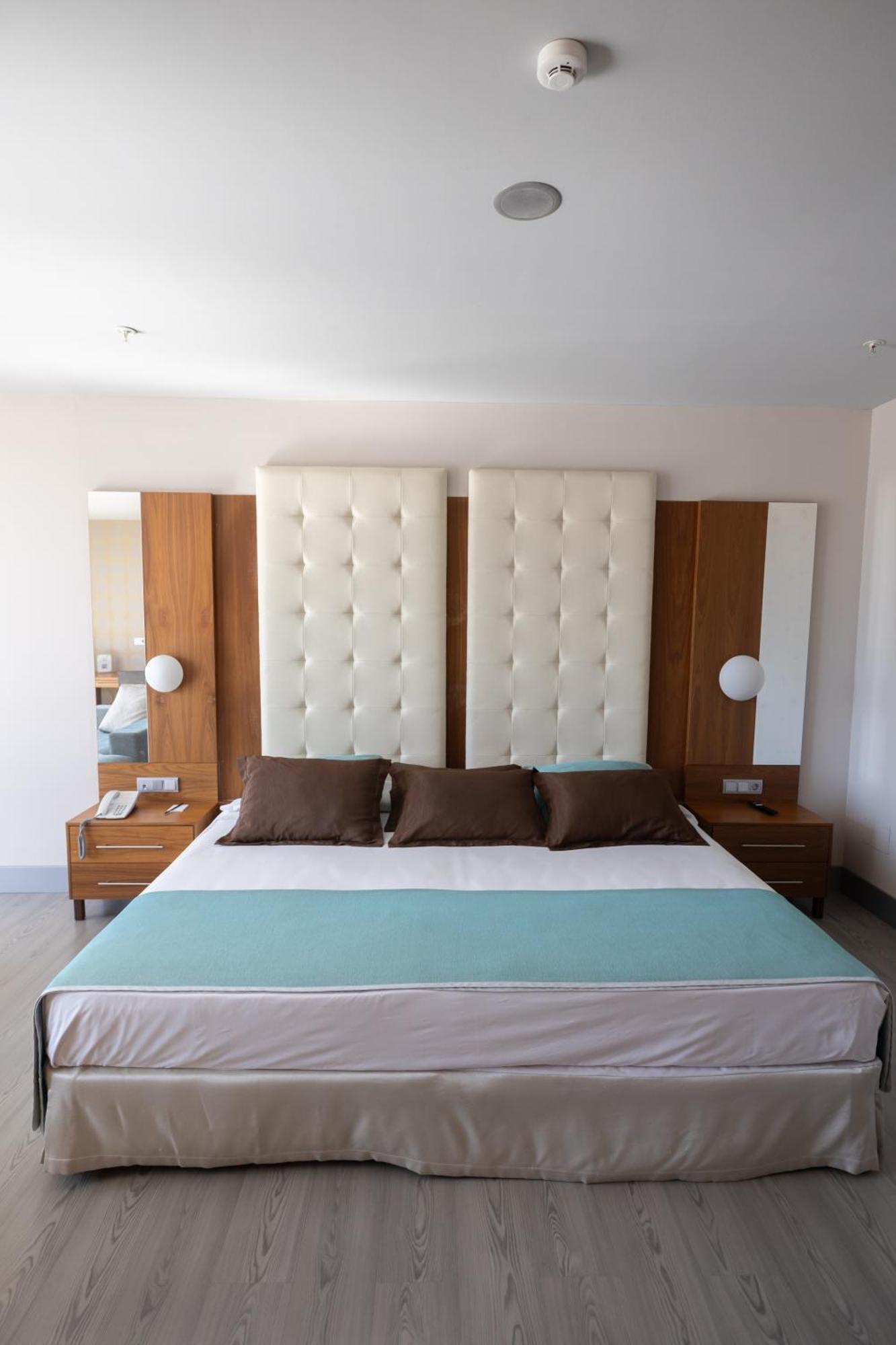Hotel Ciudad De Ponferrada, Ascend Hotel Collection 外观 照片