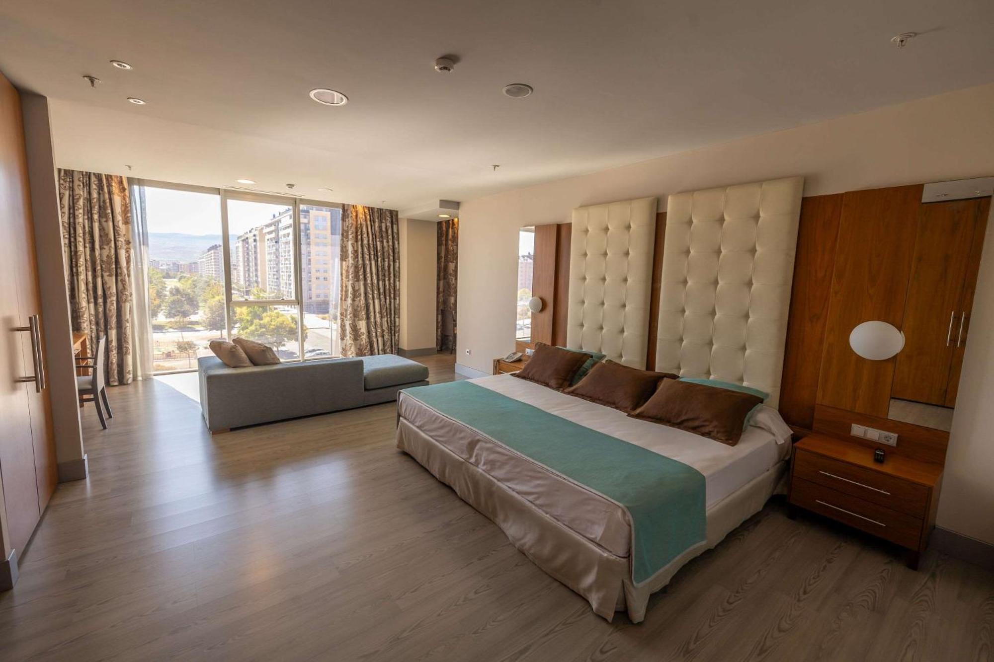 Hotel Ciudad De Ponferrada, Ascend Hotel Collection 外观 照片